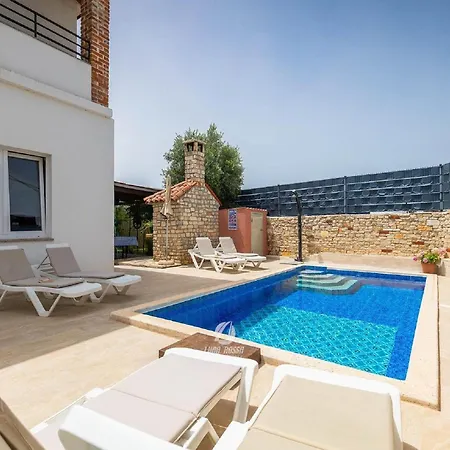Comfortable House With Private Swimming Pool Holiday home *